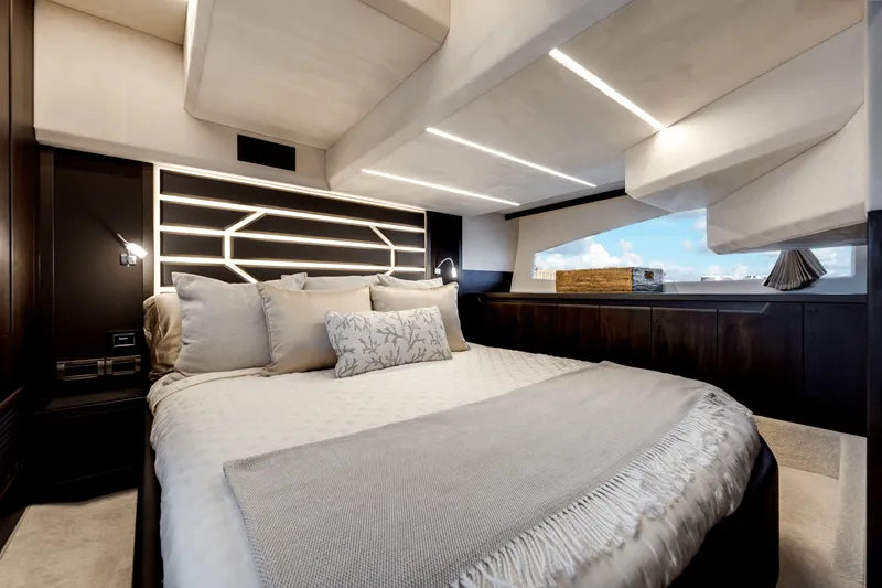 Slide: The Image of Galeon 425 HTS 2022 - 24