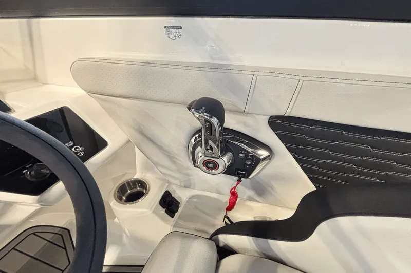 Slide: The Image of Sea Ray SPX 230 Outboard 2025 - 16
