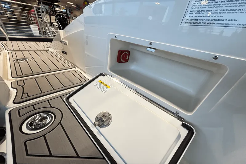 Slide: The Image of Sea Ray SPX 230 Outboard 2025 - 22