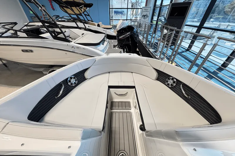 Slide: The Image of Sea Ray SPX 230 Outboard 2025 - 20