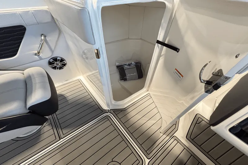 Slide: The Image of Sea Ray SPX 230 Outboard 2025 - 18