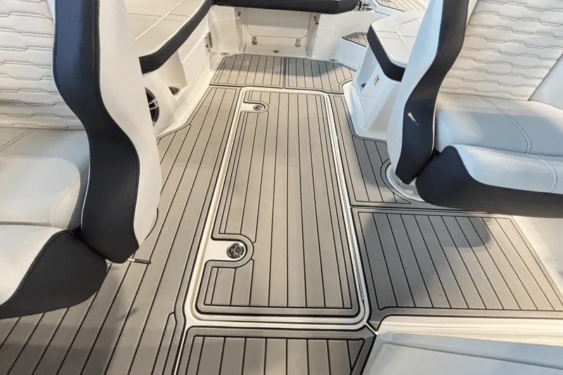 Slide: The Image of Sea Ray SPX 230 Outboard 2025 - 23
