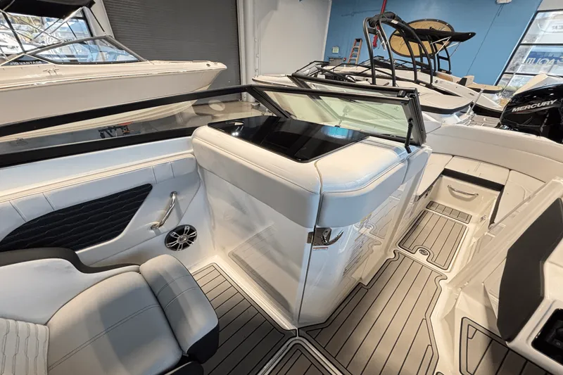 Slide: The Image of Sea Ray SPX 230 Outboard 2025 - 17