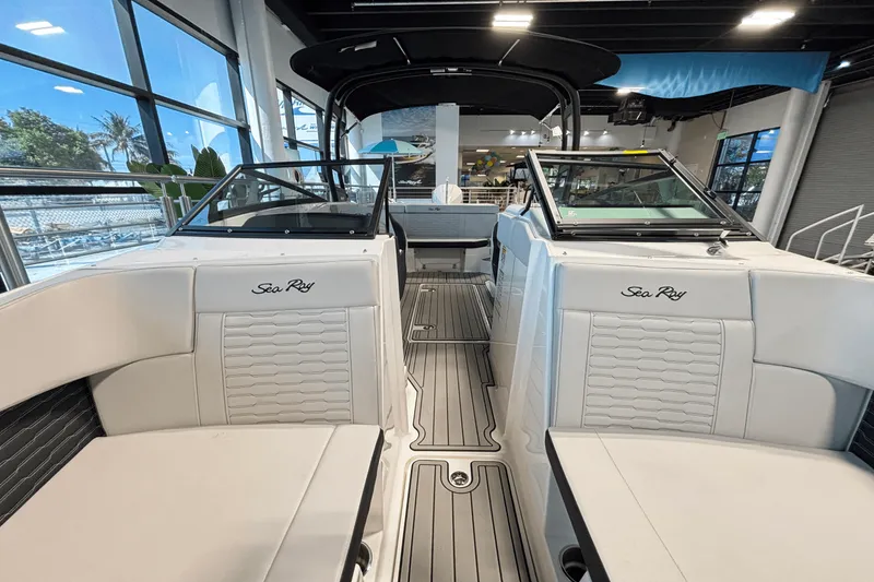 Slide: The Image of Sea Ray SPX 230 Outboard 2025 - 21