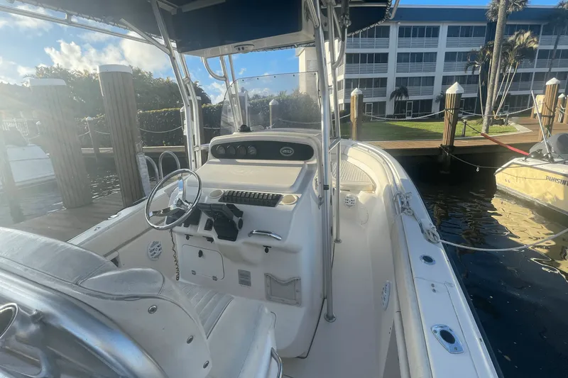 Slide: The Image of Grady-White Release 283 2004 - 17