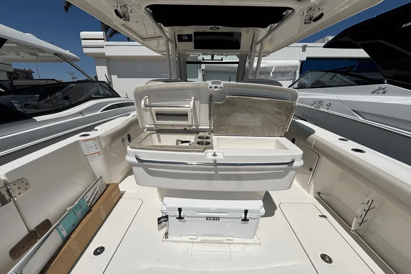 Slide: The Image of Boston Whaler 330 Outrage 2025 - 10