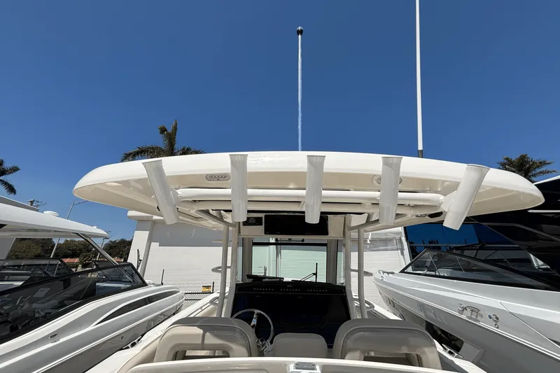 Slide: The Image of Boston Whaler 330 Outrage 2025 - 12