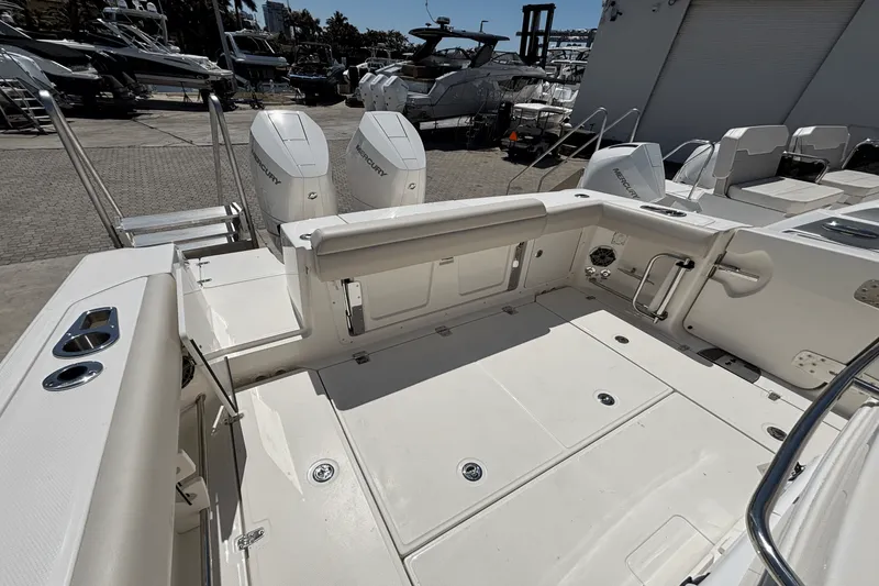 Slide: The Image of Boston Whaler 330 Outrage 2025 - 13