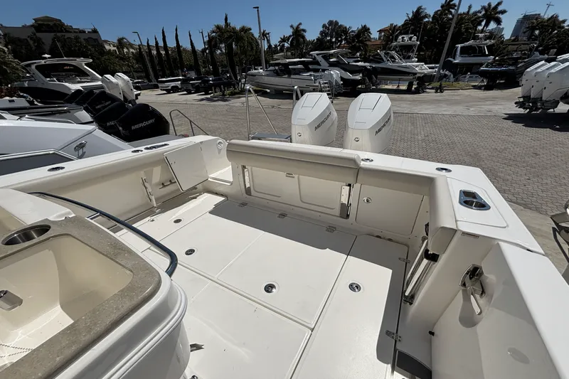 Slide: The Image of Boston Whaler 330 Outrage 2025 - 14