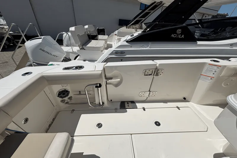 Slide: The Image of Boston Whaler 330 Outrage 2025 - 16