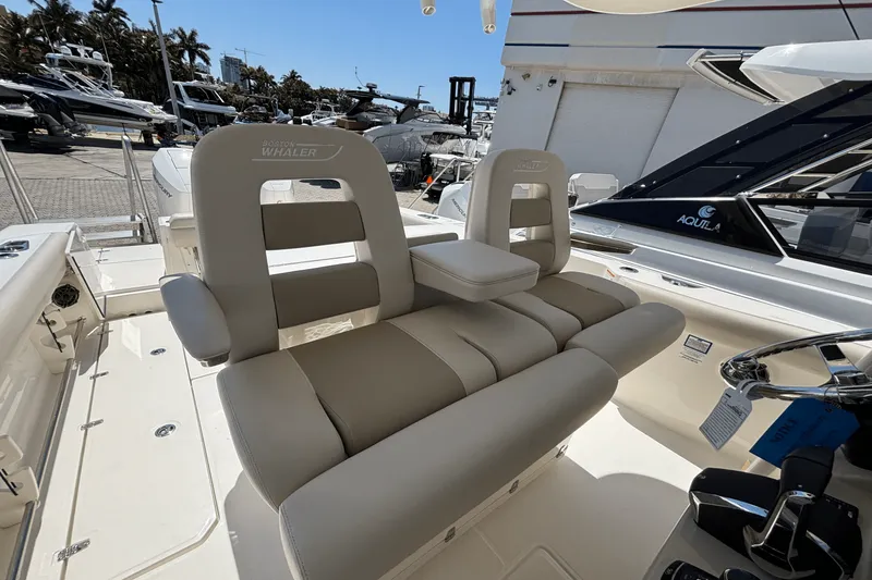 Slide: The Image of Boston Whaler 330 Outrage 2025 - 19