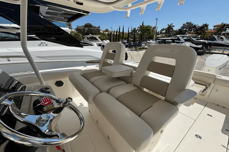 Slide: The Image of Boston Whaler 330 Outrage 2025 - 20