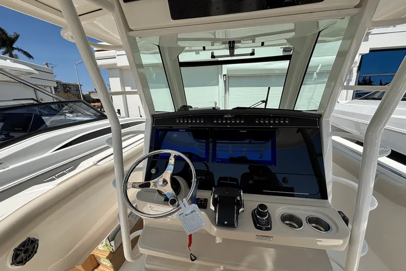 Slide: The Image of Boston Whaler 330 Outrage 2025 - 21