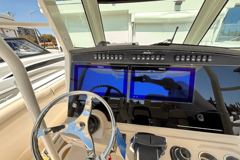 Slide: The Image of Boston Whaler 330 Outrage 2025 - 22