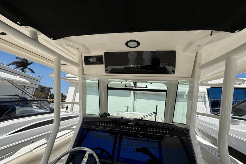 Slide: The Image of Boston Whaler 330 Outrage 2025 - 24