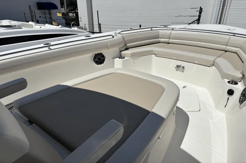 Slide: The Image of Boston Whaler 330 Outrage 2025 - 30