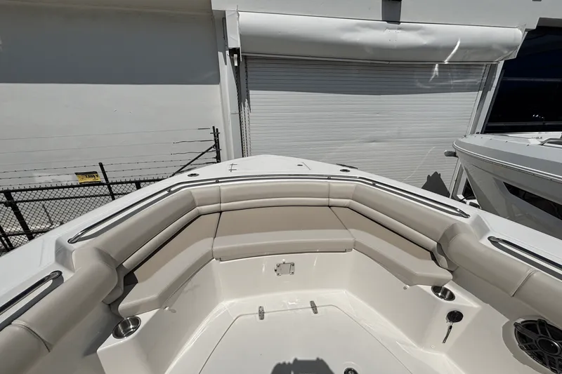 Slide: The Image of Boston Whaler 330 Outrage 2025 - 32