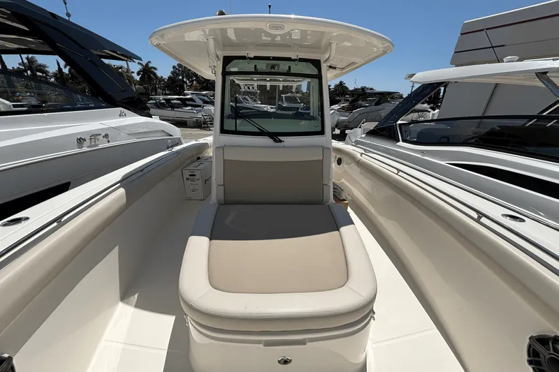 Slide: The Image of Boston Whaler 330 Outrage 2025 - 33