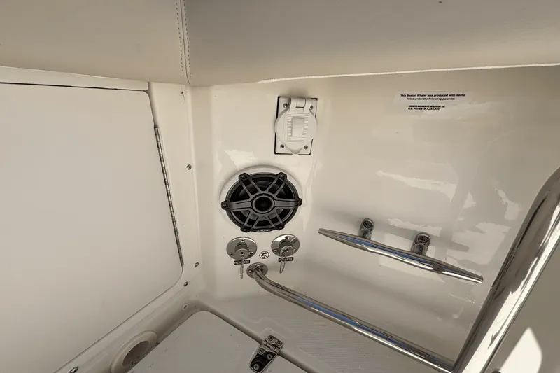 Slide: The Image of Boston Whaler 330 Outrage 2025 - 36