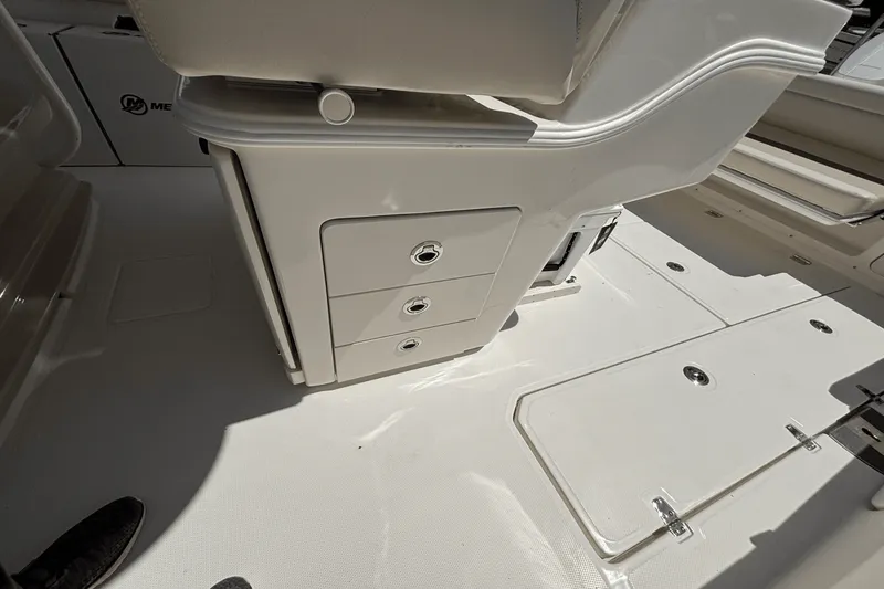Slide: The Image of Boston Whaler 330 Outrage 2025 - 37