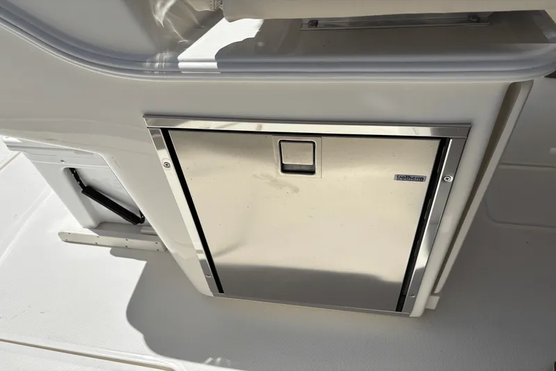 Slide: The Image of Boston Whaler 330 Outrage 2025 - 38