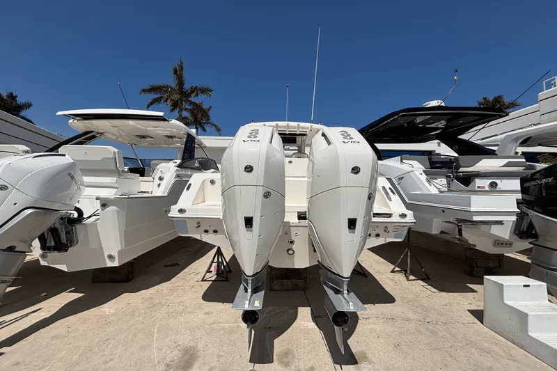 Slide: The Image of Boston Whaler 330 Outrage 2025 - 4