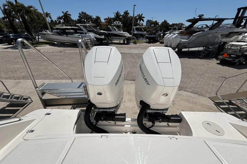 Slide: The Image of Boston Whaler 330 Outrage 2025 - 5