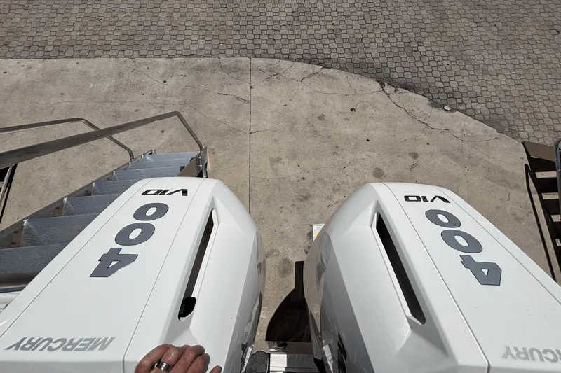 Slide: The Image of Boston Whaler 330 Outrage 2025 - 6