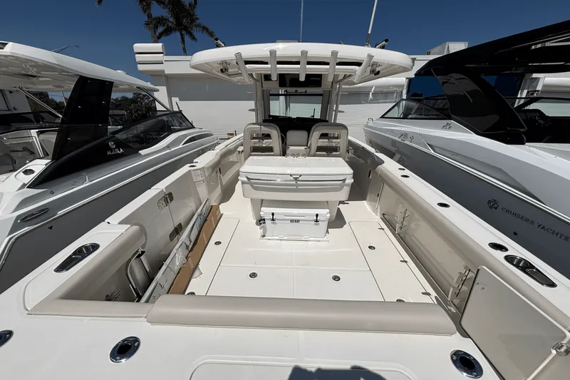 Slide: The Image of Boston Whaler 330 Outrage 2025 - 9