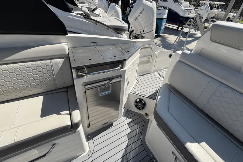 Slide: The Image of Sea Ray SDX 290 Outboard 2020 - 12