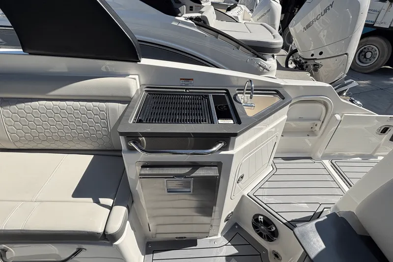 Slide: The Image of Sea Ray SDX 290 Outboard 2020 - 13