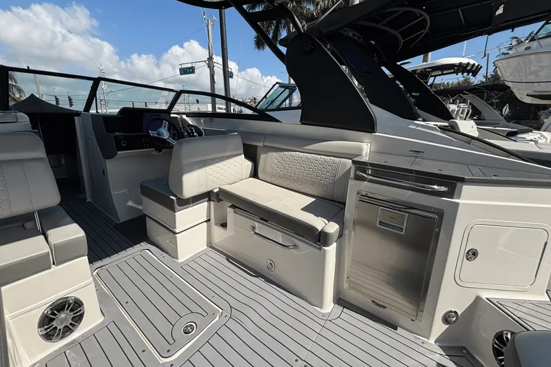 Slide: The Image of Sea Ray SDX 290 Outboard 2020 - 14