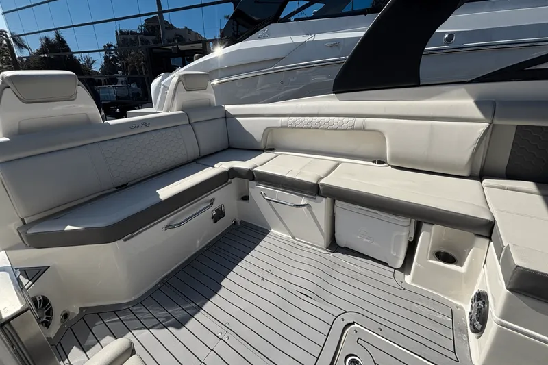 Slide: The Image of Sea Ray SDX 290 Outboard 2020 - 15