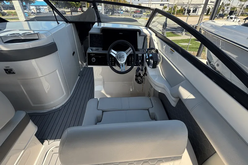 Slide: The Image of Sea Ray SDX 290 Outboard 2020 - 17