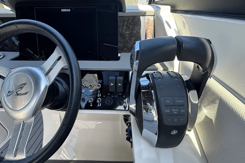 Slide: The Image of Sea Ray SDX 290 Outboard 2020 - 19