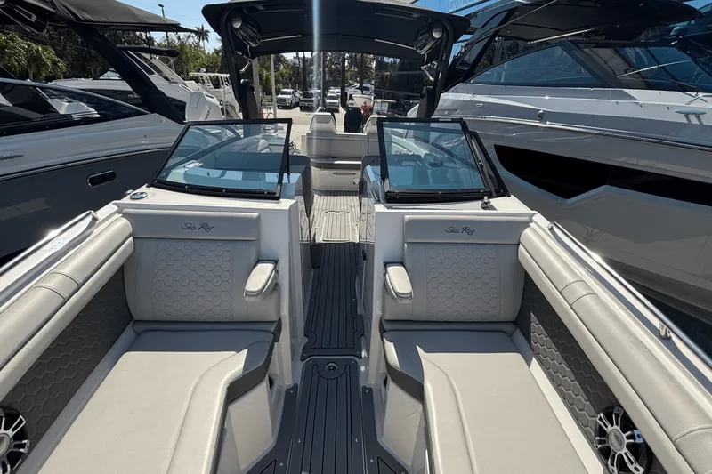 Slide: The Image of Sea Ray SDX 290 Outboard 2020 - 24