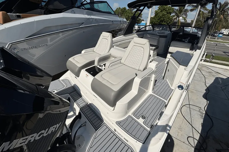 Slide: The Image of Sea Ray SDX 290 Outboard 2020 - 8