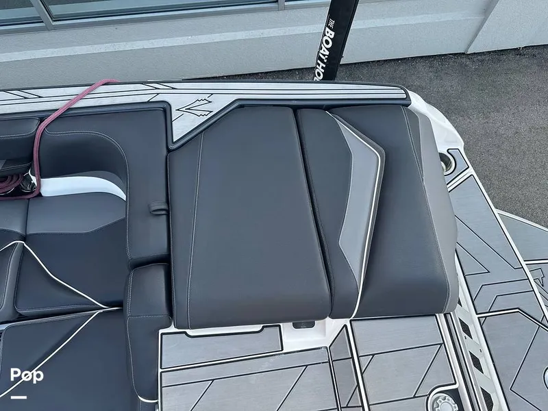 Slide: The Image of Transom Seating - 12999564