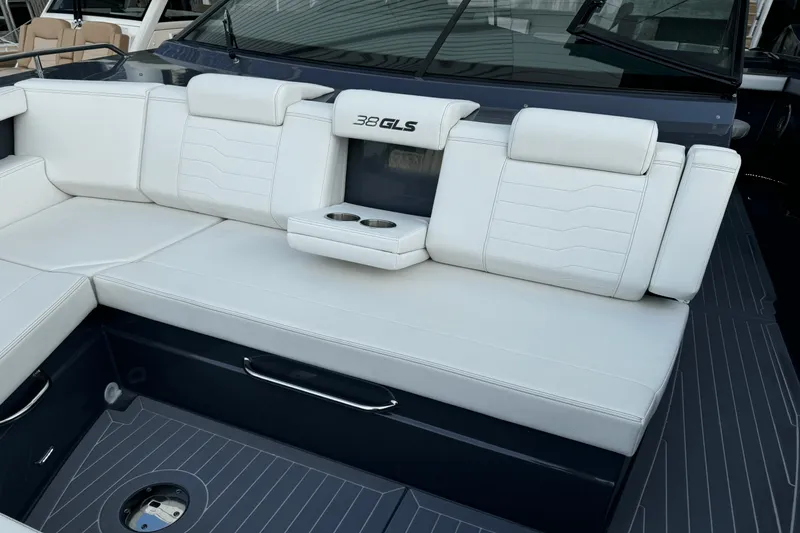 Slide: The Image of Cruisers Yachts 38 GLS OB 2023 - 15