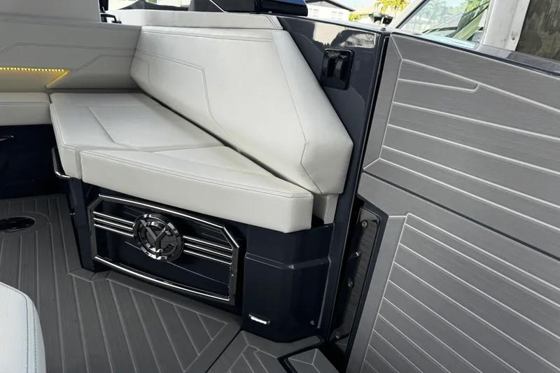 Slide: The Image of Cruisers Yachts 38 GLS OB 2023 - 19