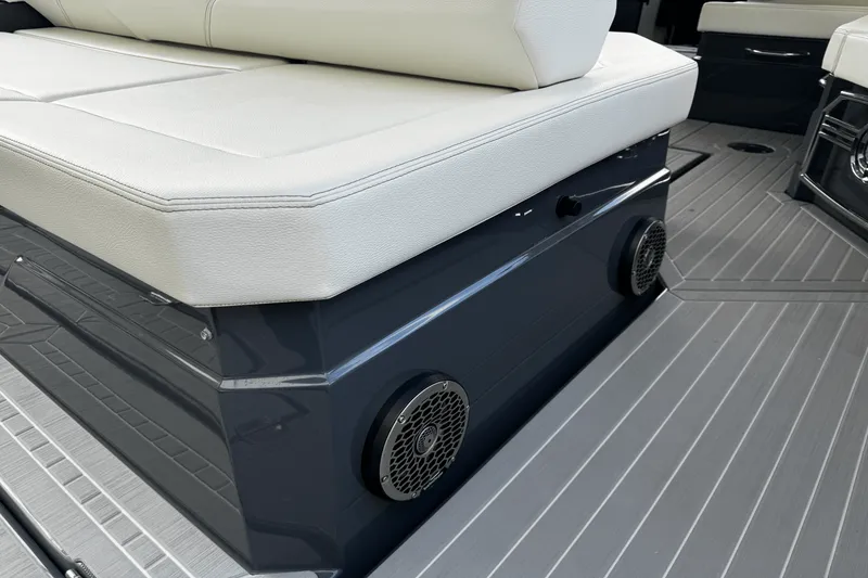 Slide: The Image of Cruisers Yachts 38 GLS OB 2023 - 20