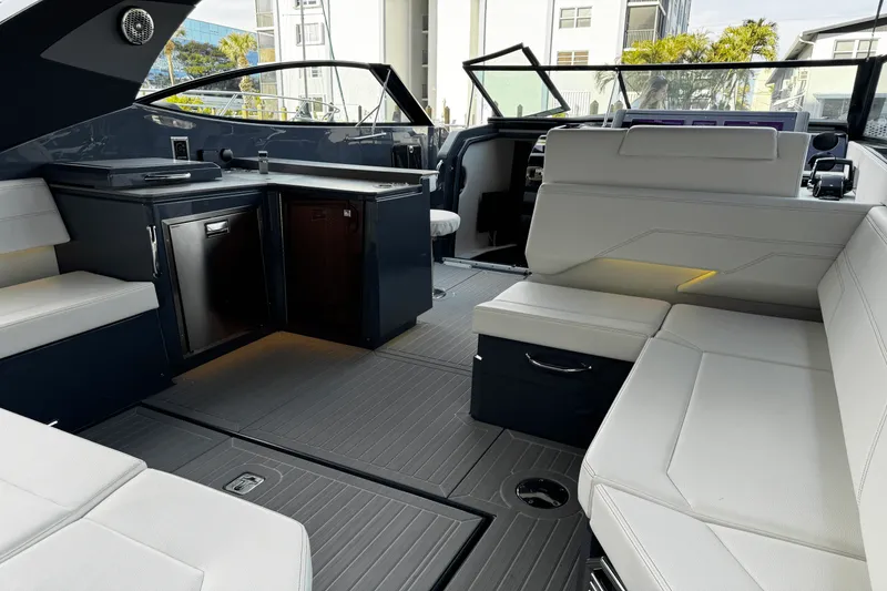 Slide: The Image of Cruisers Yachts 38 GLS OB 2023 - 22