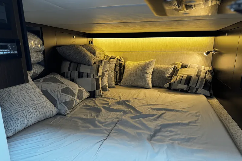 Slide: The Image of Cruisers Yachts 38 GLS OB 2023 - 37