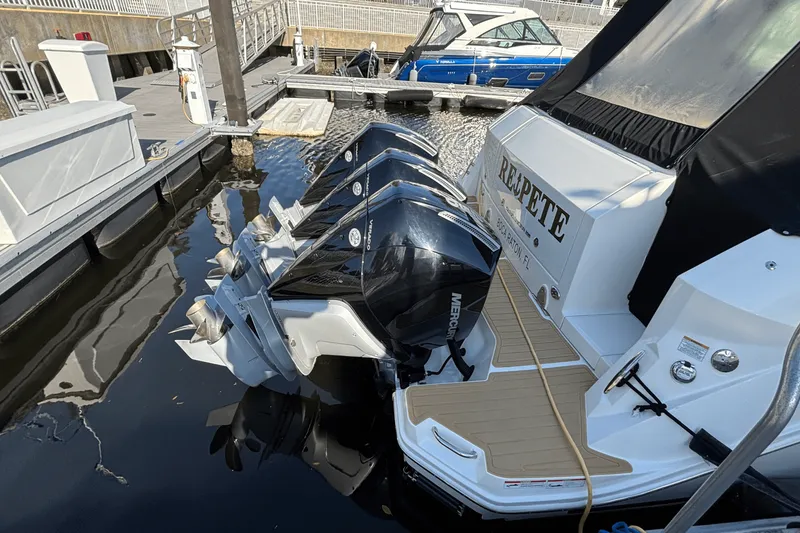 Slide: The Image of Sea Ray 320 SUNDANCER OUTBOARD 2023 - 11