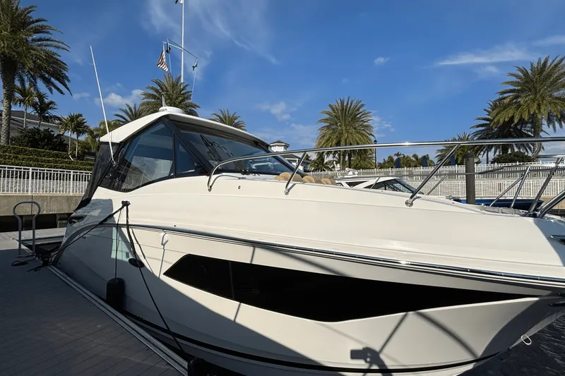 Slide: The Image of Sea Ray 320 SUNDANCER OUTBOARD 2023 - 13