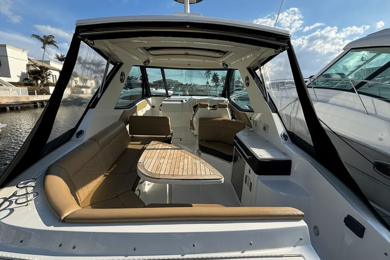 Slide: The Image of Sea Ray 320 SUNDANCER OUTBOARD 2023 - 15