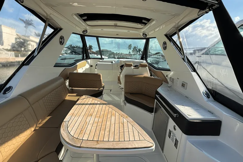 Slide: The Image of Sea Ray 320 SUNDANCER OUTBOARD 2023 - 16