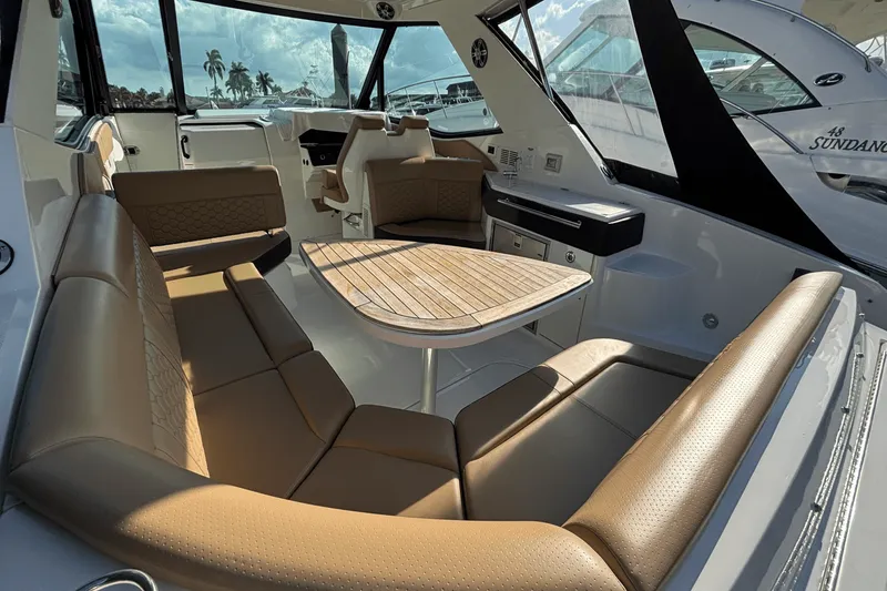 Slide: The Image of Sea Ray 320 SUNDANCER OUTBOARD 2023 - 17