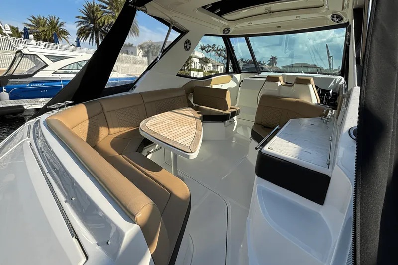 Slide: The Image of Sea Ray 320 SUNDANCER OUTBOARD 2023 - 18