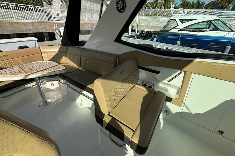 Slide: The Image of Sea Ray 320 SUNDANCER OUTBOARD 2023 - 21